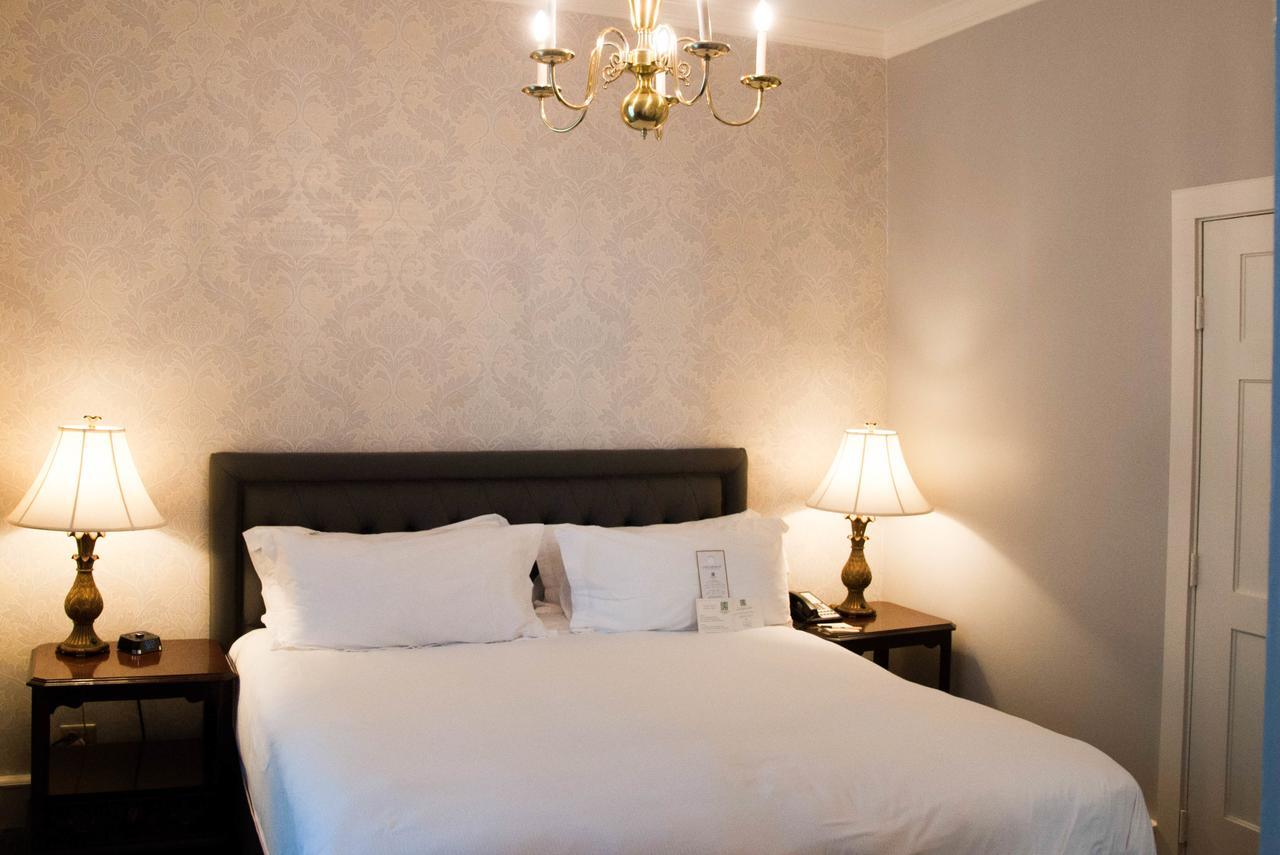 Habitación con cama grande