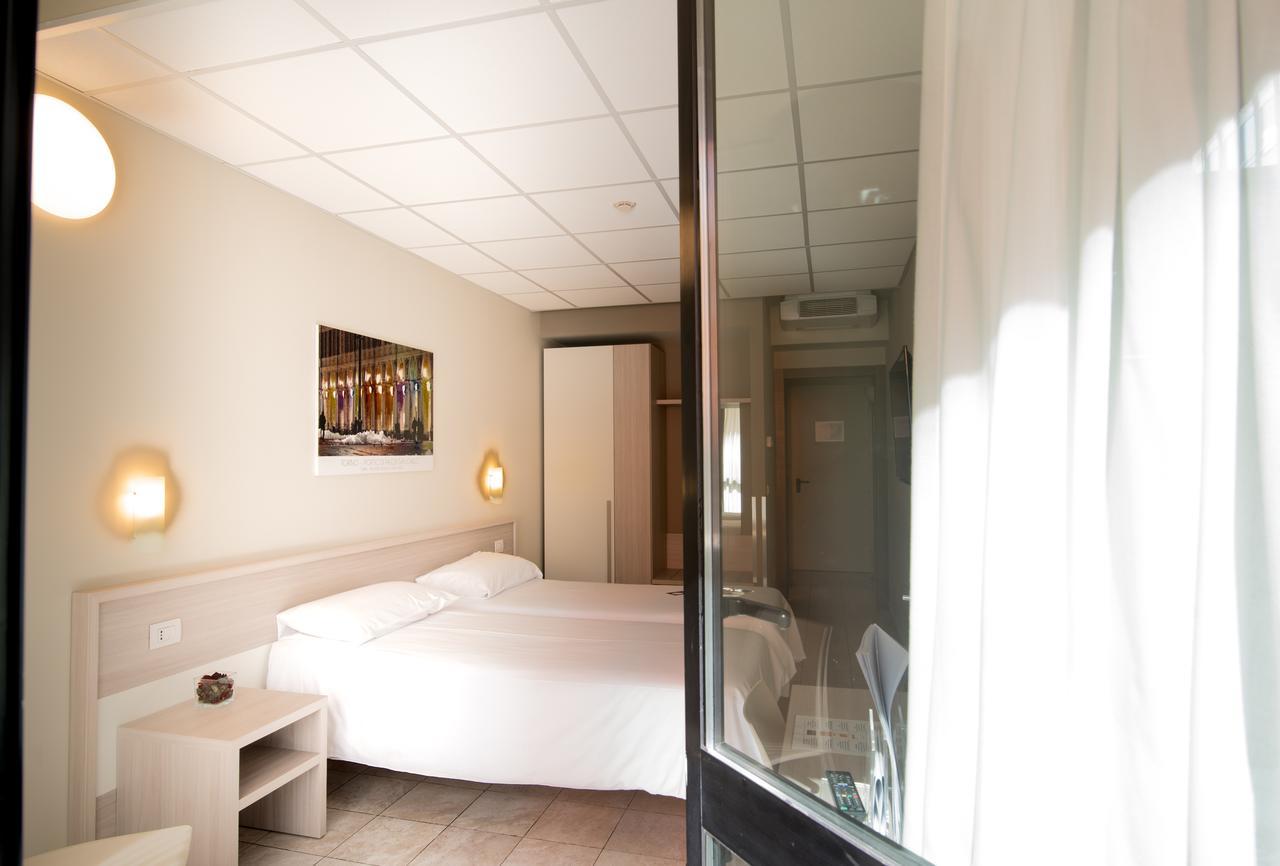 Twin Room,1274489095:JPEG