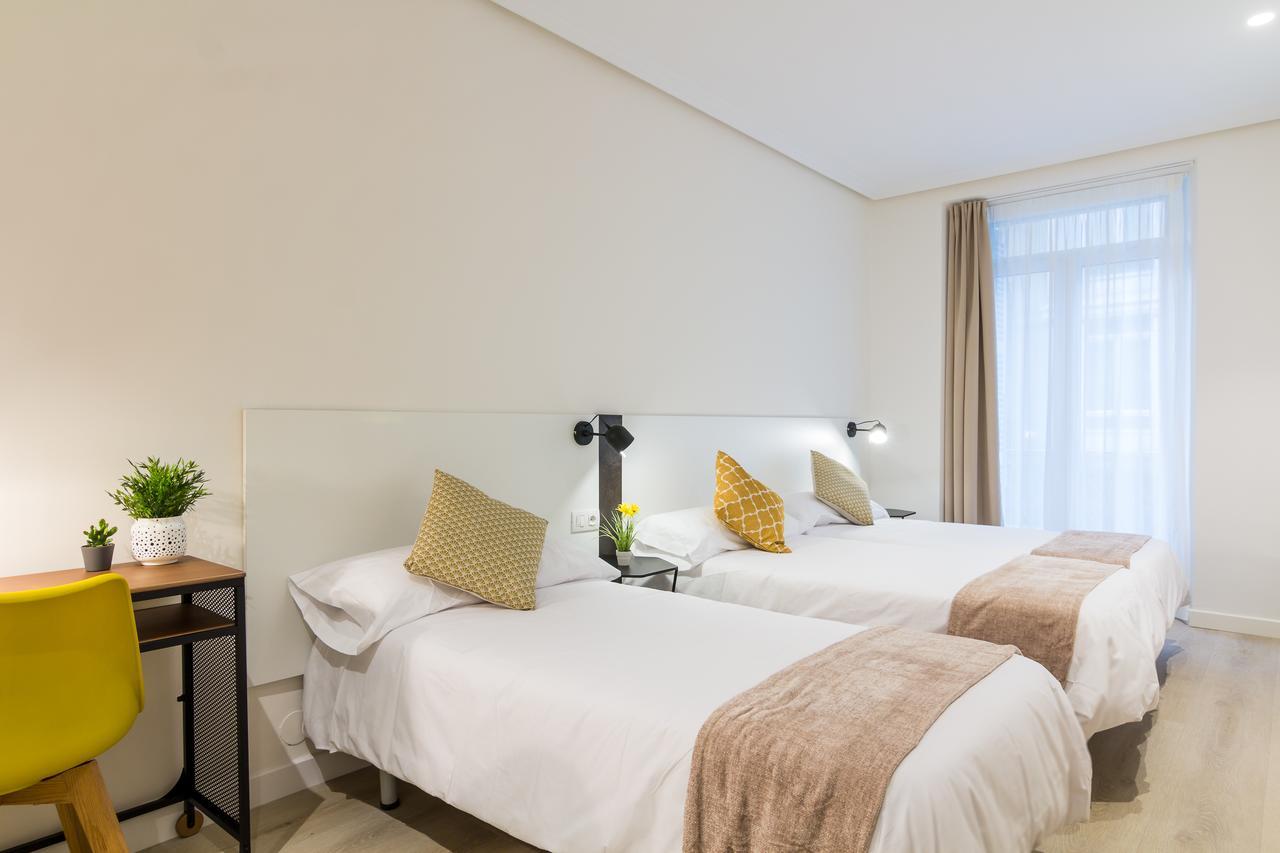 Habitación Doble Deluxe con cama supletoria y baño privado