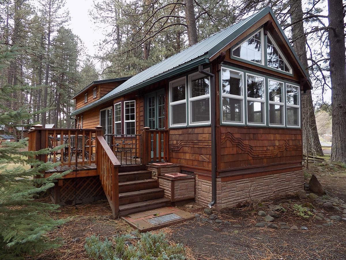 Cottage in the Woods (Pine Cone)