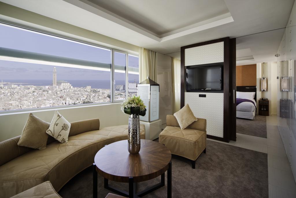 Suite Prestige con cama extragrande, salón independiente y vistas a la mezquita y la medina