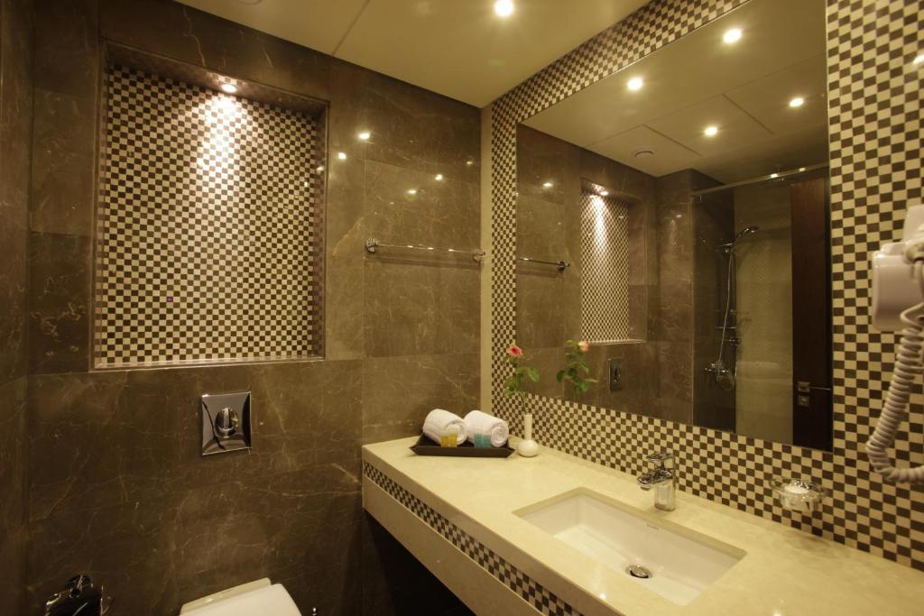 Grand Deluxe Zimmer mit Kingsize-Bett, Meerblick und Balkon