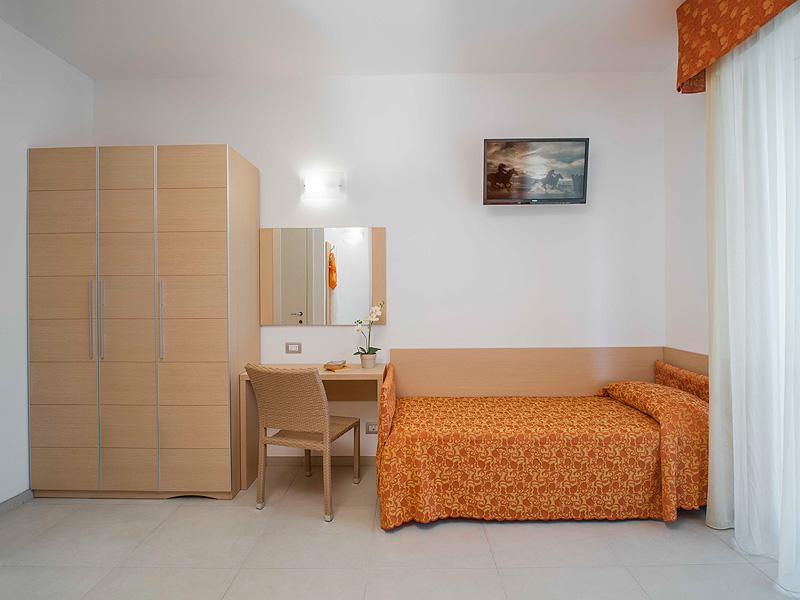 Deluxe Single Room,639669390:JPEG