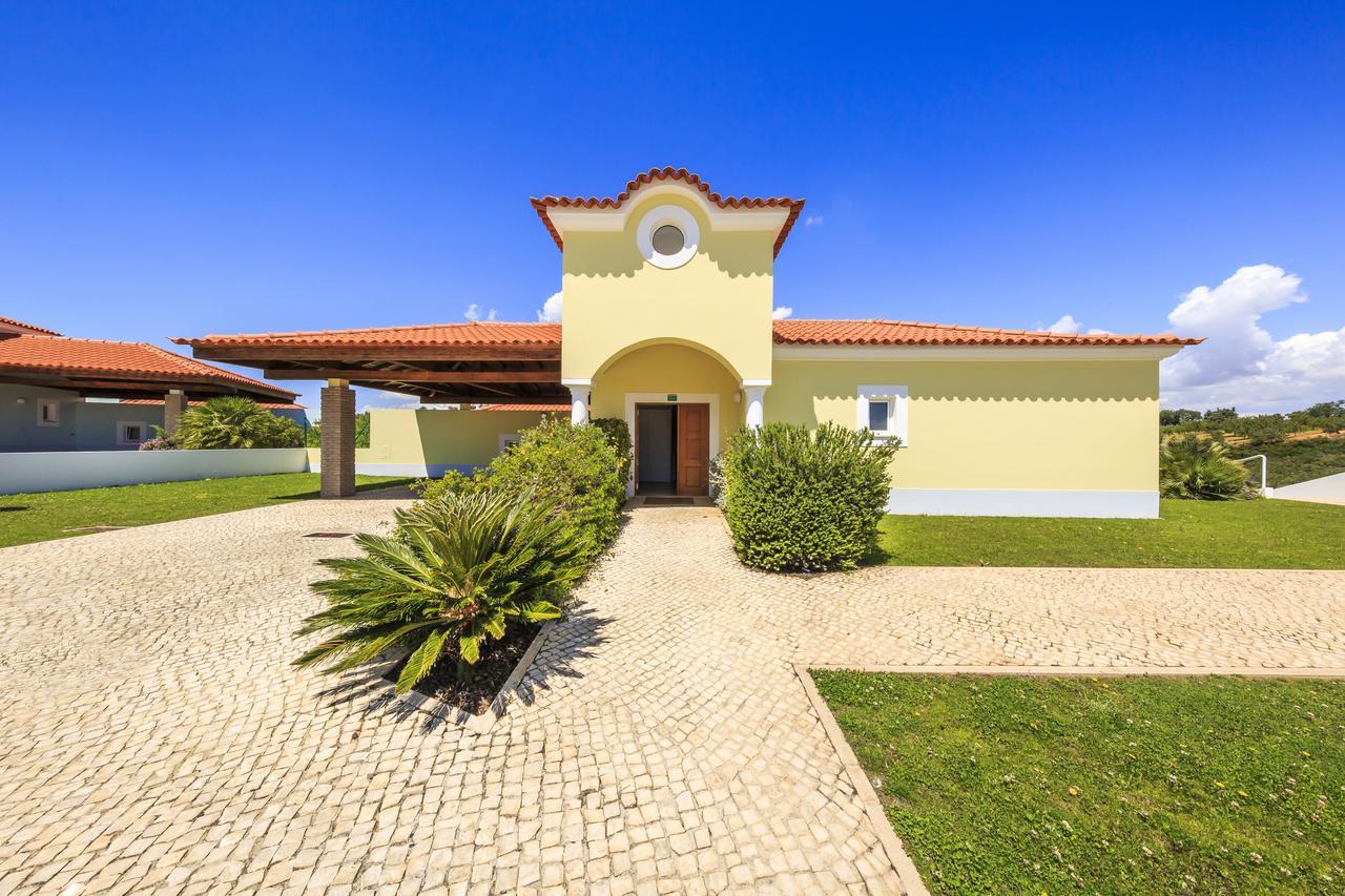 Villa mit 4 Schlafzimmern und Pool