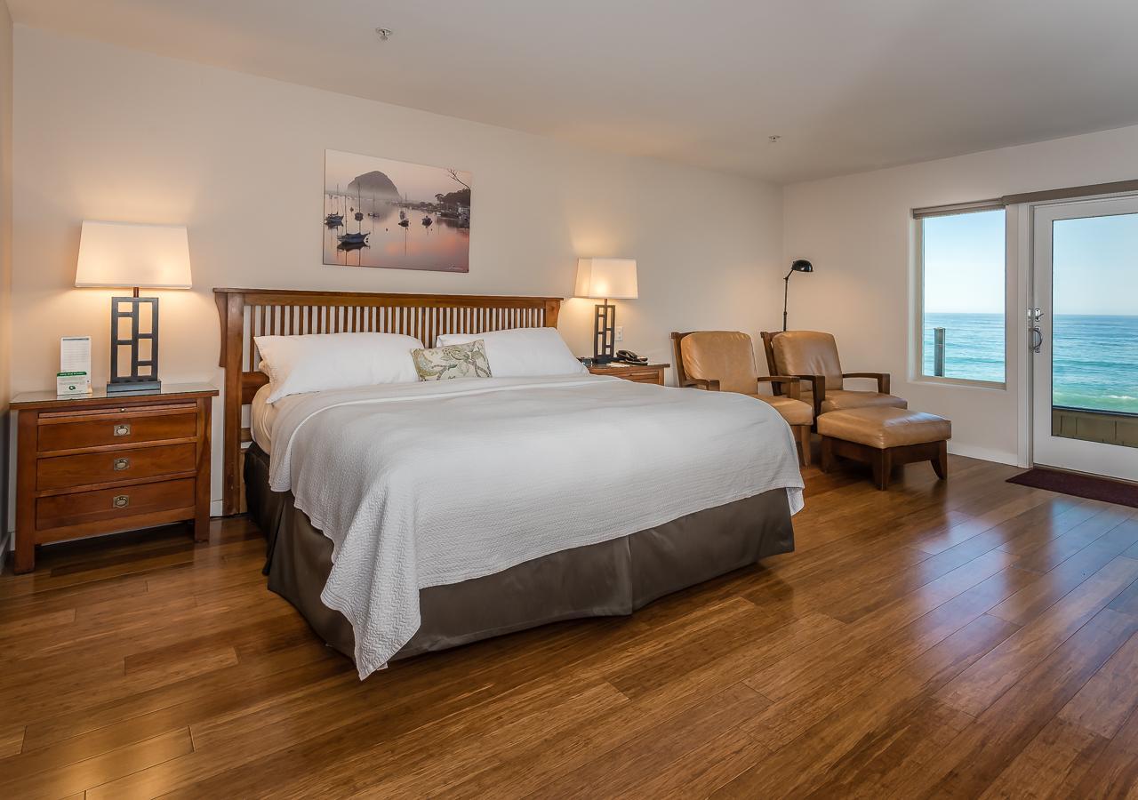 Superior Kamer met een kingsize bed en uitzicht op de oceaan