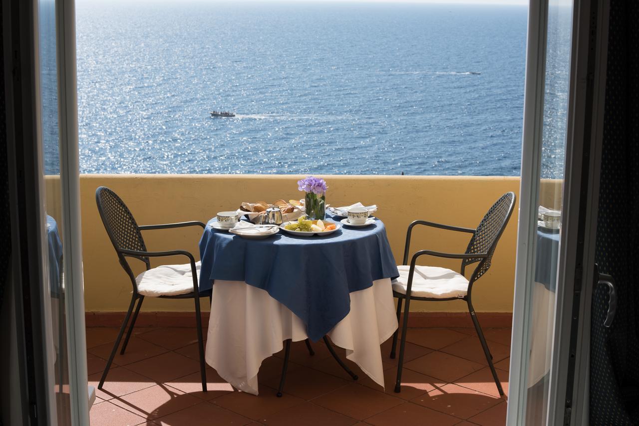 Deluxe tweepersoonskamer met balkon en uitzicht op zee