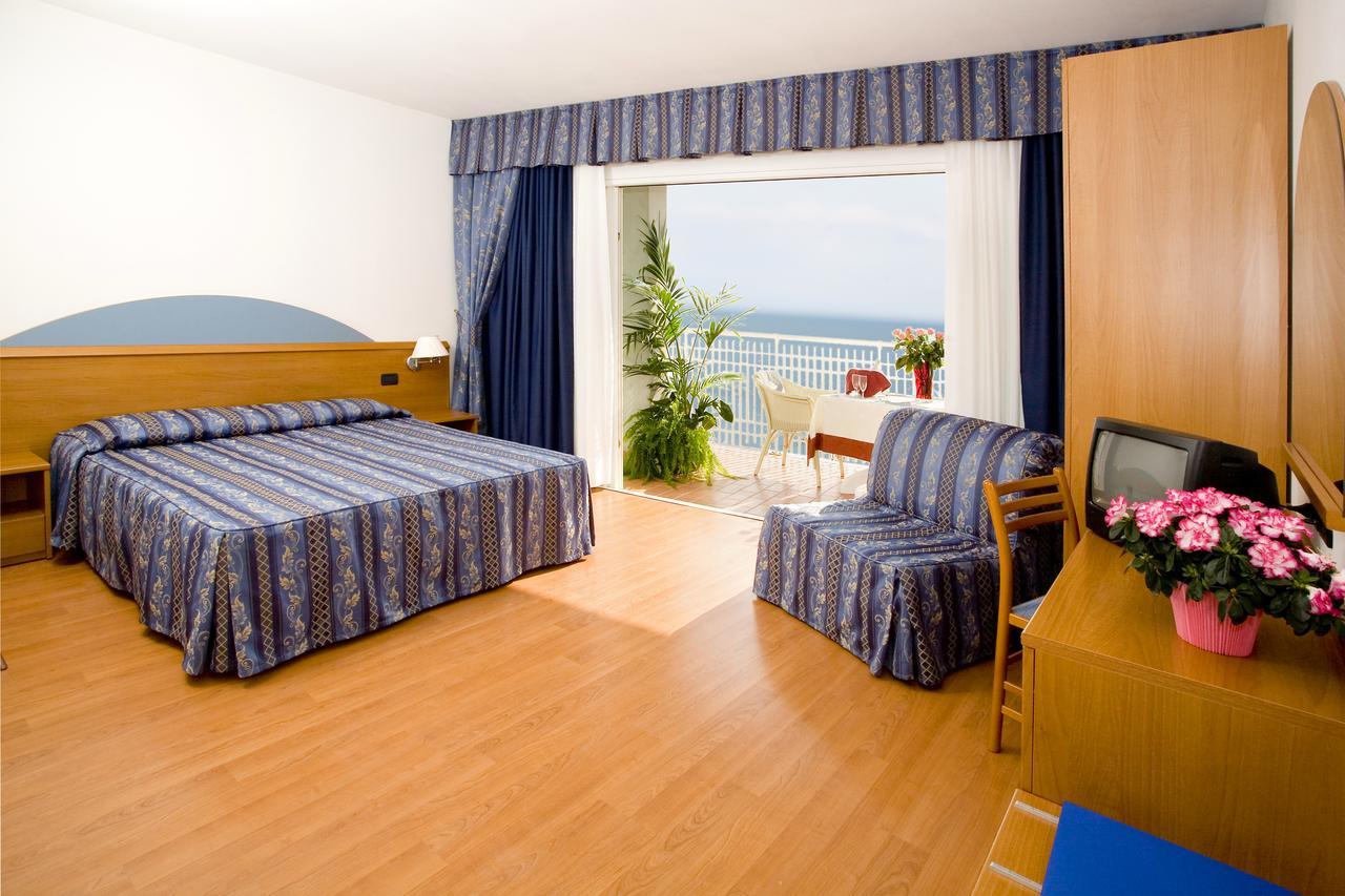 Comfort Triple Room Front Sea View