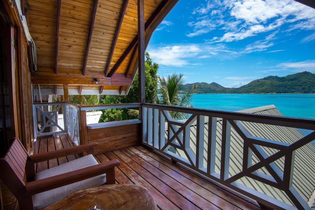 Superior mit Seeblick – aus Holz