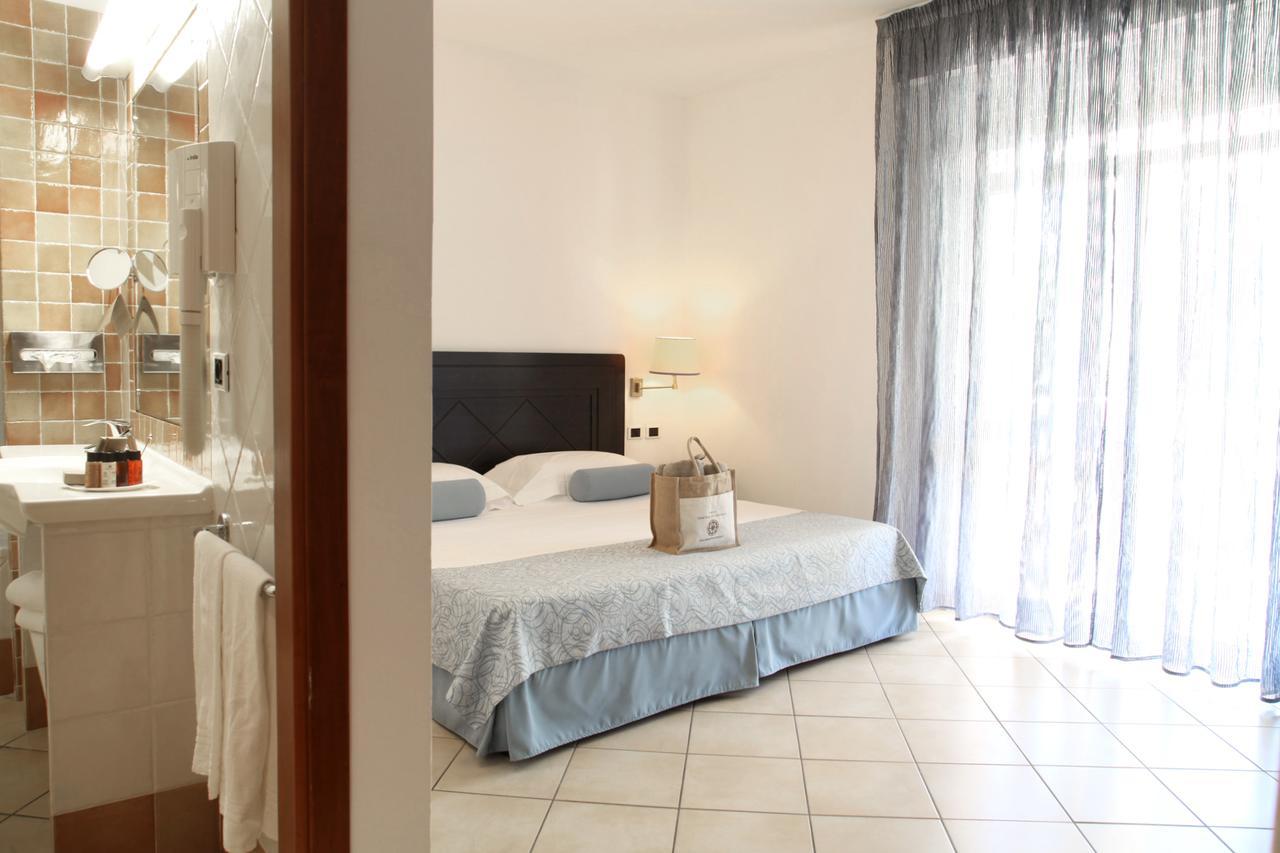 Doppel-/Zweibettzimmer mit Poolblick