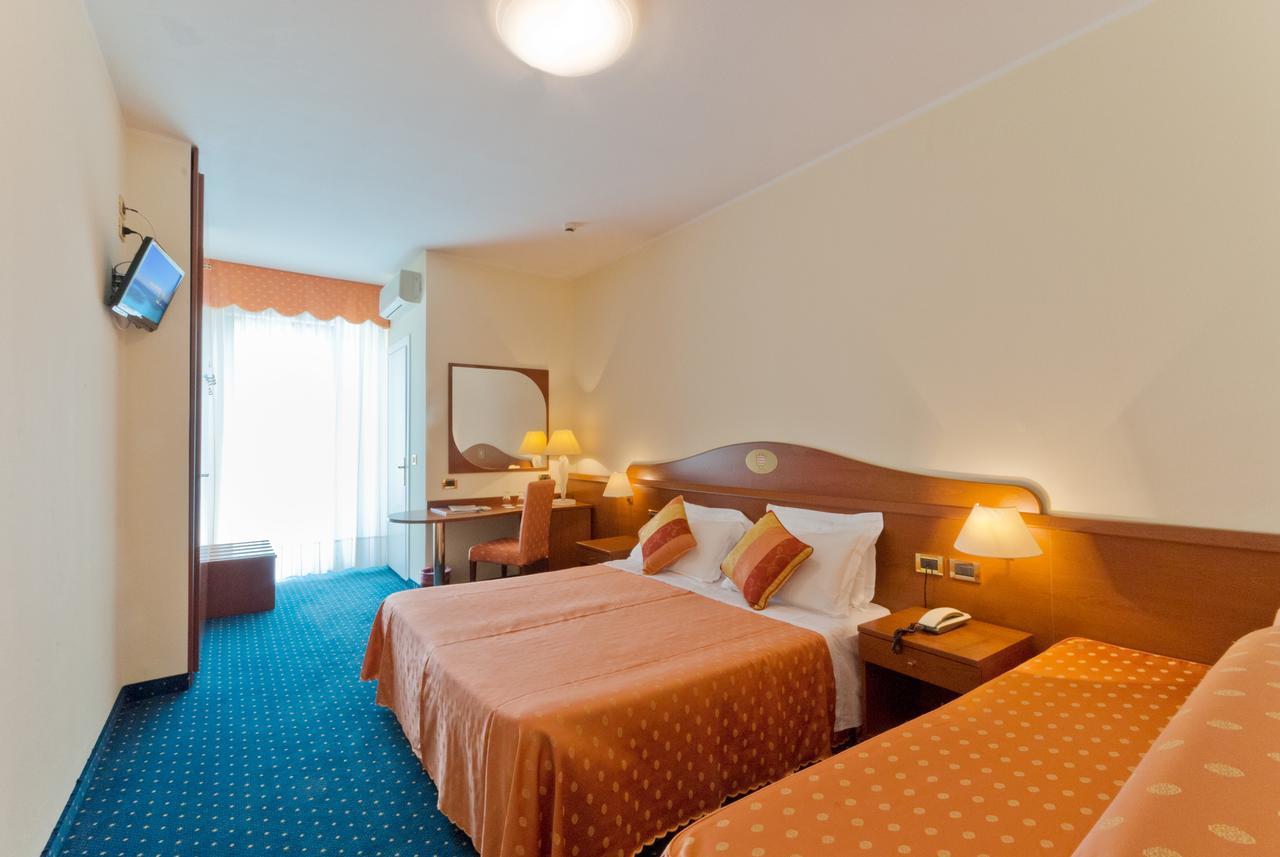 Triple Room,744182209:JPEG