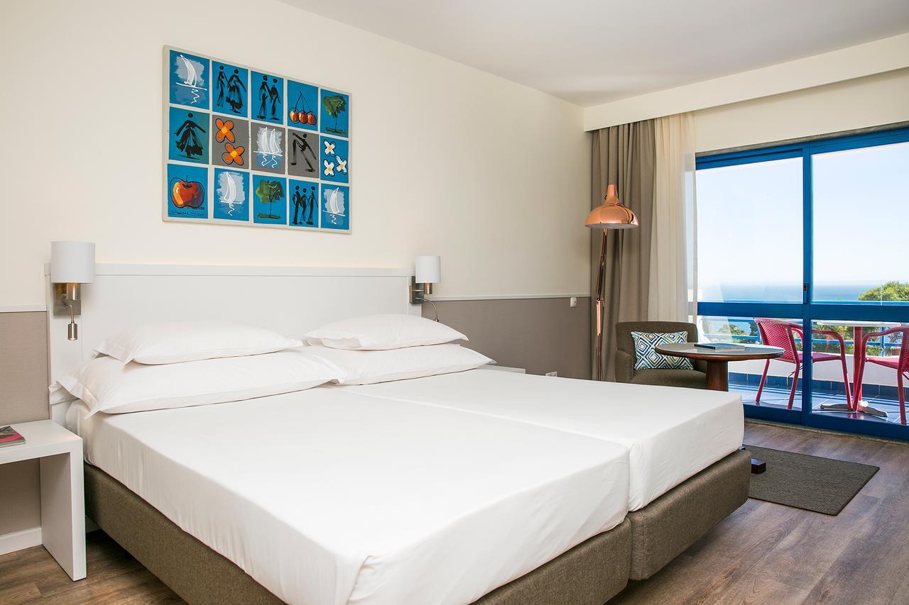 Deluxe Tweepersoonskamer met 2 Aparte Bedden en Extra Bed - Uitzicht op Zee