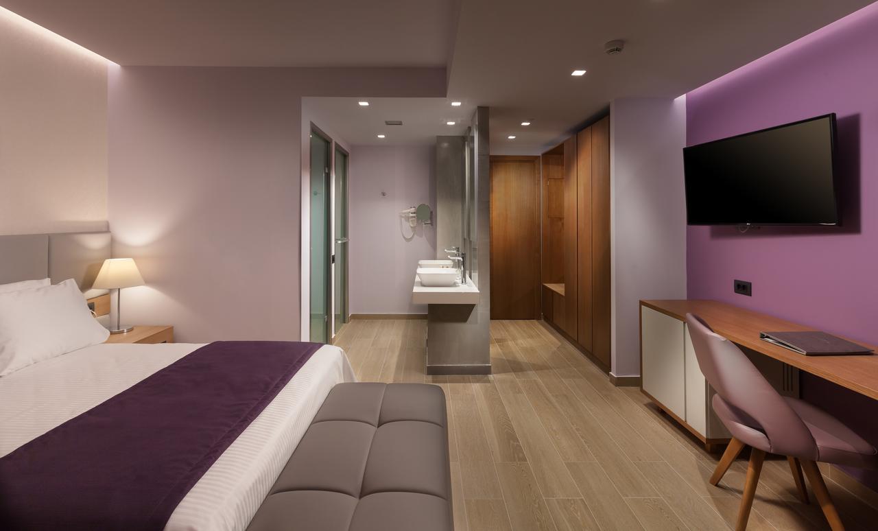 Tweepersoonskamer met 1 Tweepersoonsbed of 2 Aparte Bedden en Slaapbank