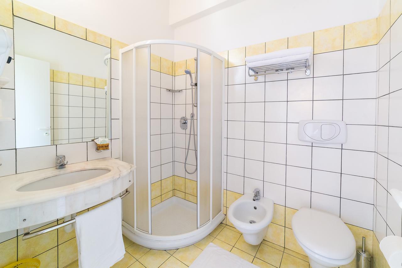 Family Room Bathroom,670523229:JPEG
