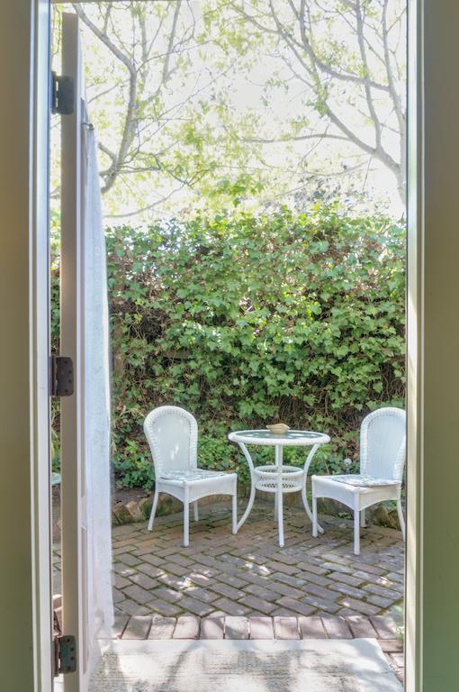 Kamer met Kingsize Bed en een Eigen Tuin