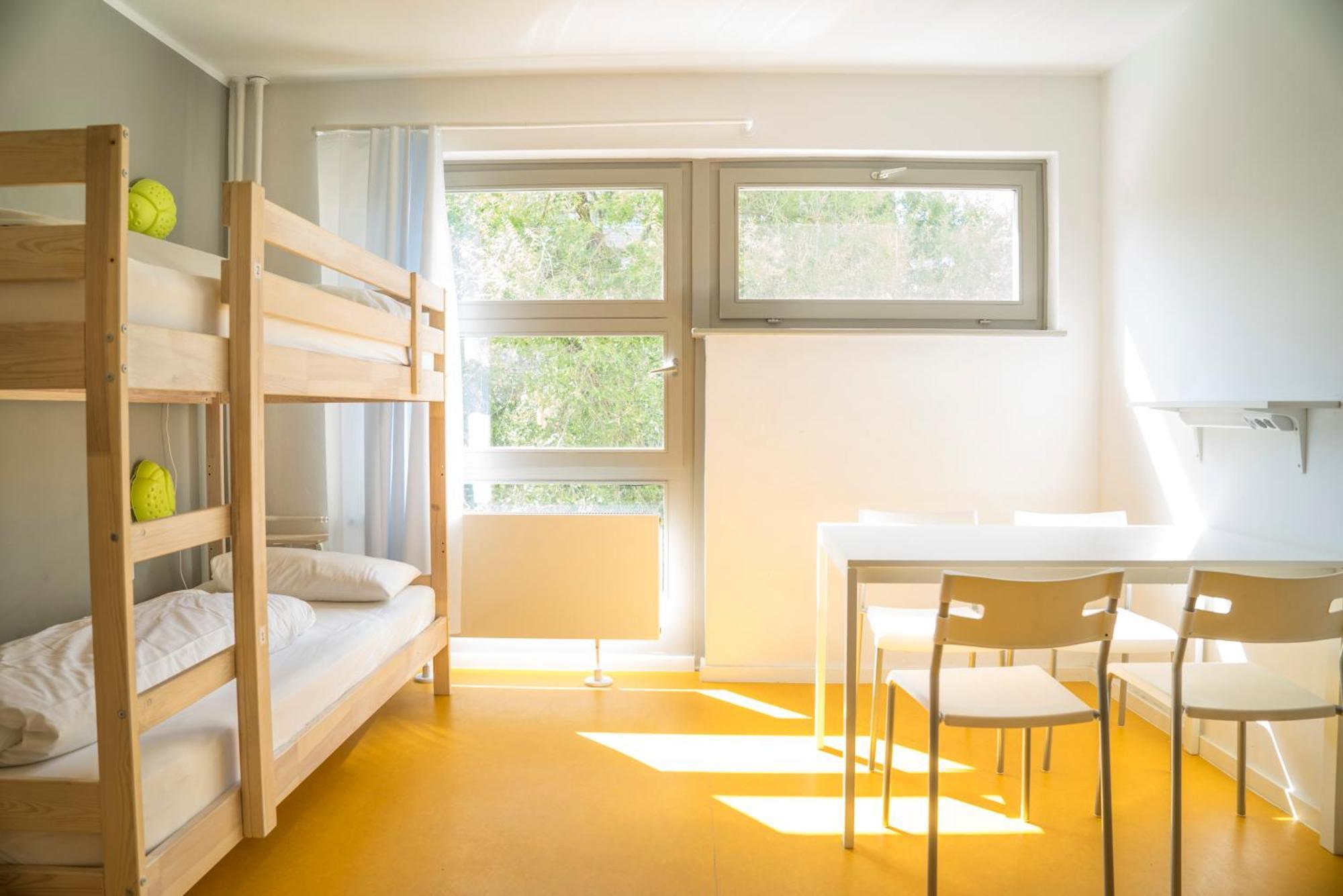 Cama en dormitorio compartido de 4 camas con baño compartido