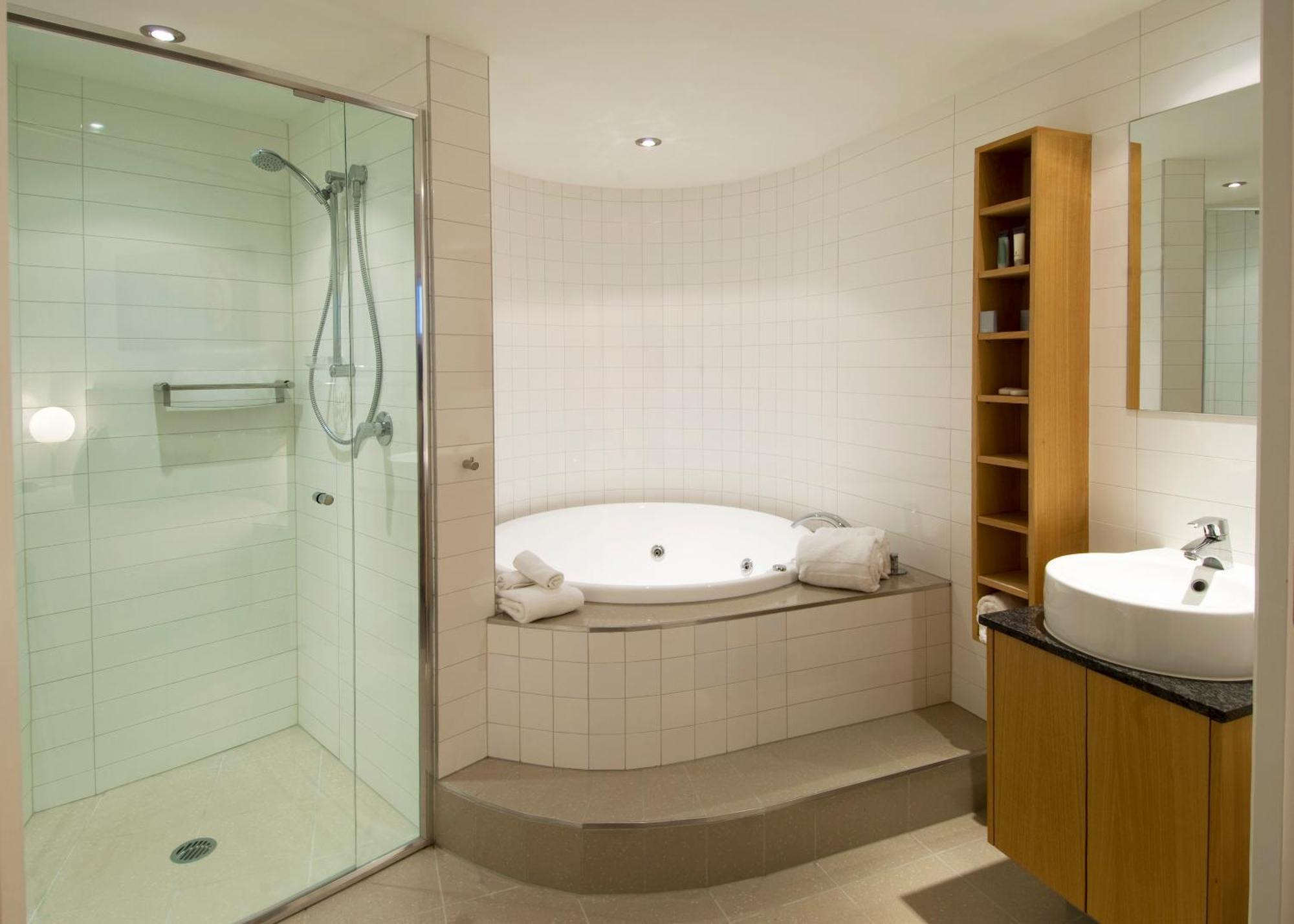 Premium 3 Bedroom Beachfront Apartment- 2 House Beverage Vouchers per stay