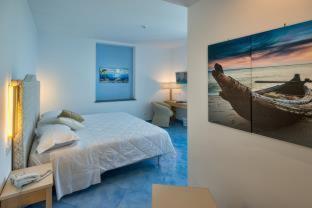 Habitación con cama extragrande y bañera de hidromasaje