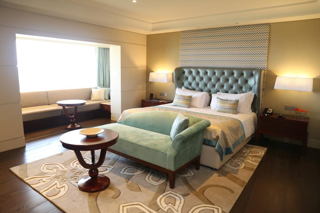 Zimmer Taj Club mit Kingsize-Bett und Stadtblick
