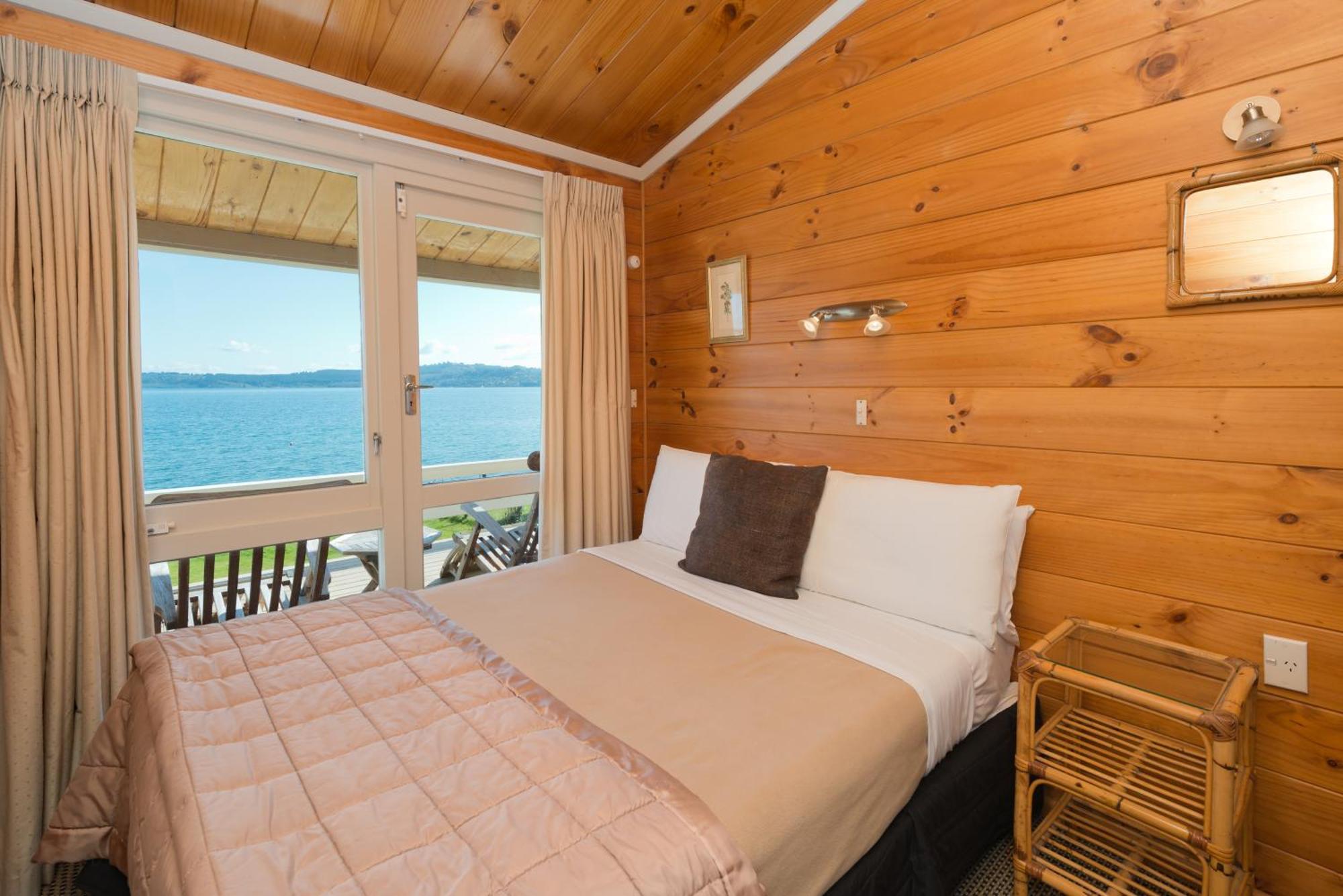 Three-Bedroom House Lake Front