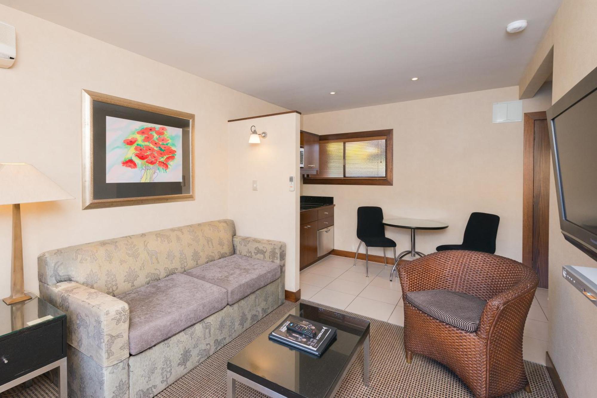 One-Bedroom Apartment with Courtyard View