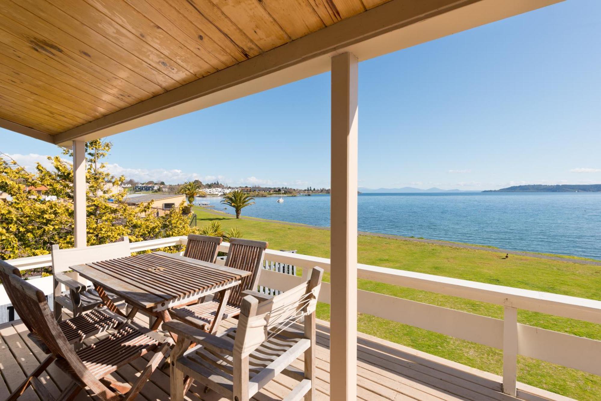 Three-Bedroom House Lake Front