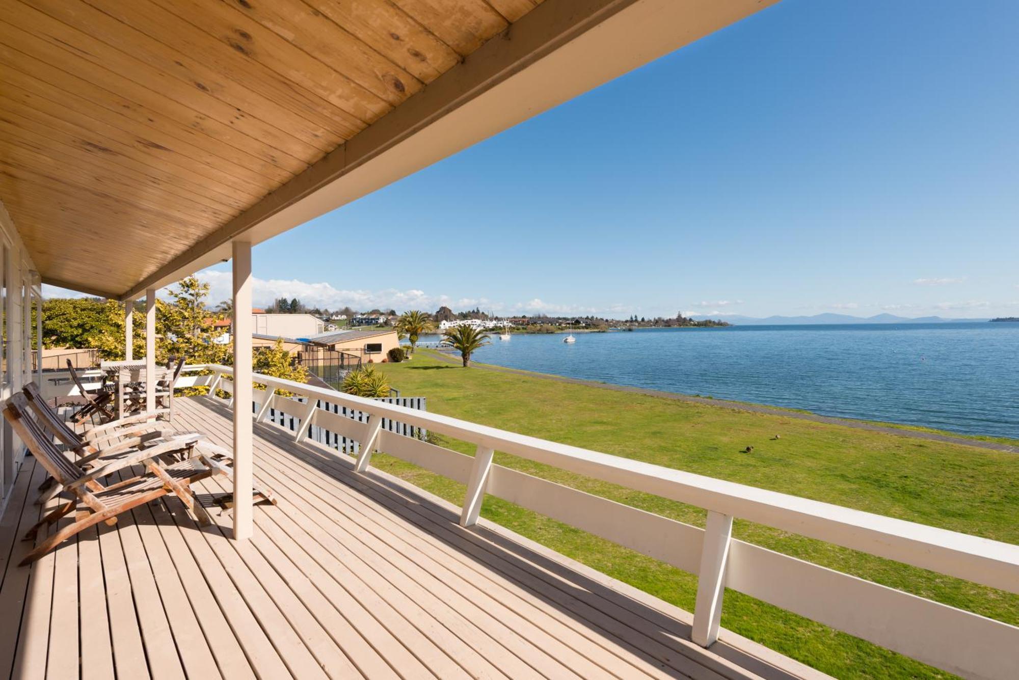 Three-Bedroom House Lake Front