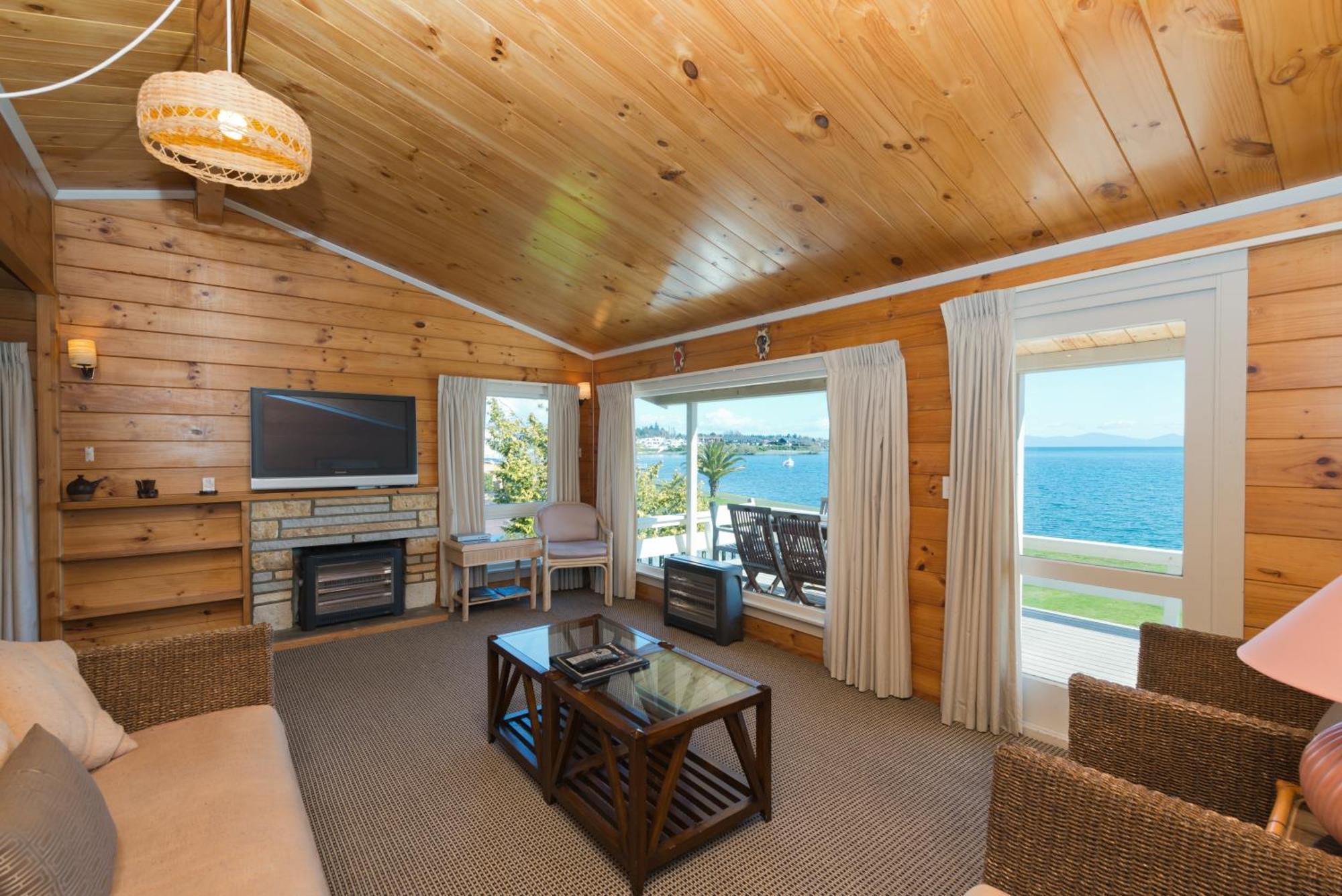 Three-Bedroom House Lake Front