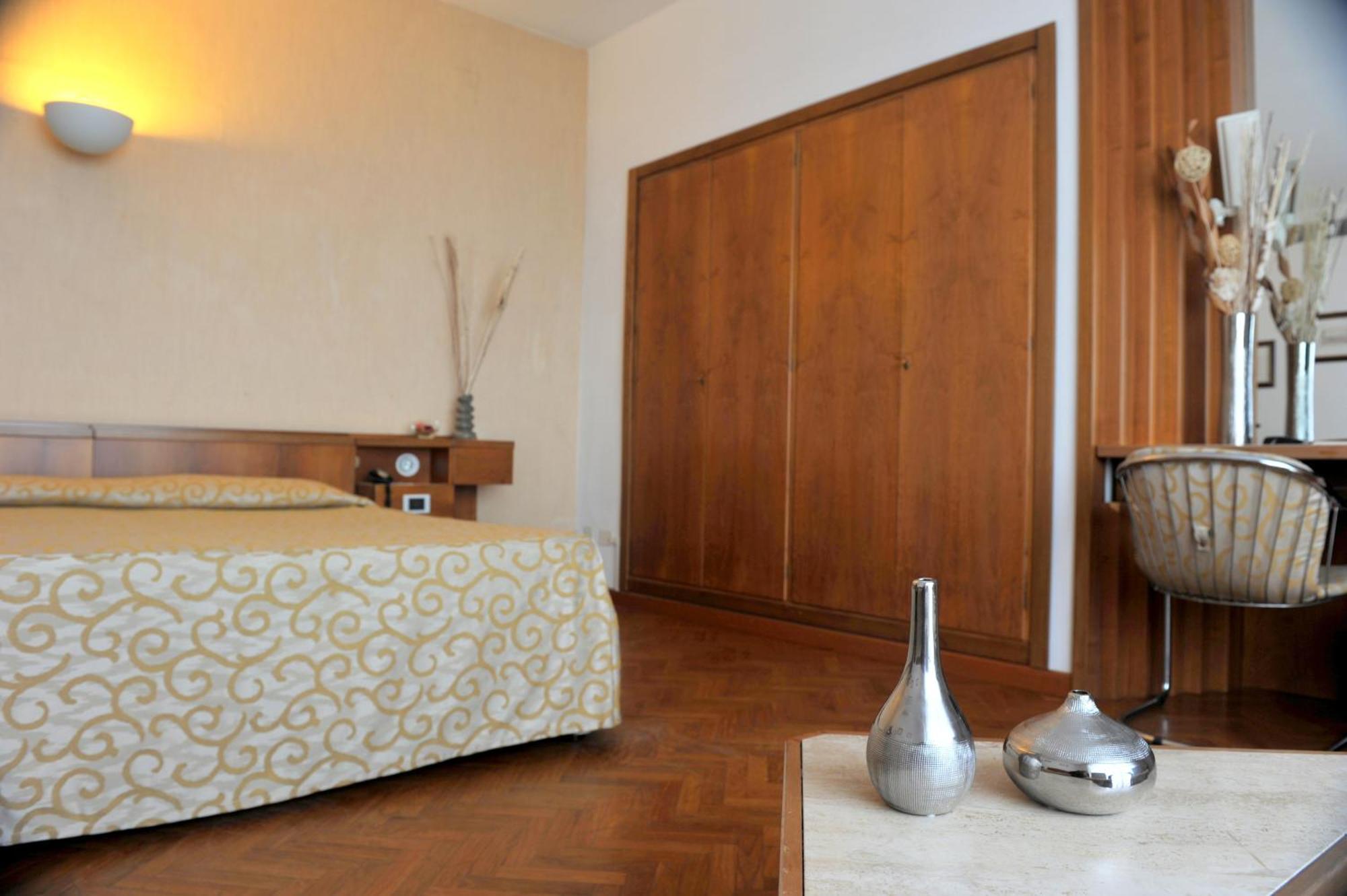 Doppel-/Zweibettzimmer mit Meerblick
