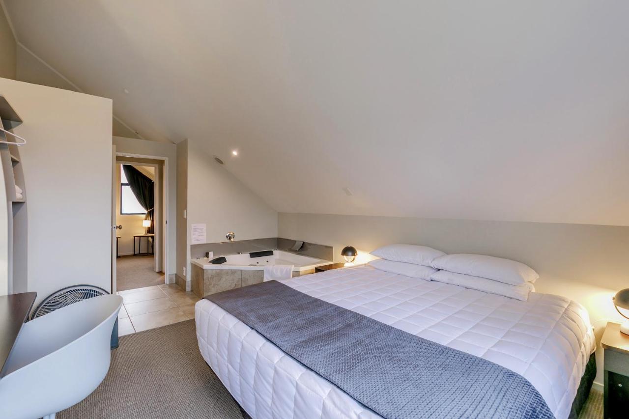 Premier Two-Bedroom Lakeview Apartment Spa Bath