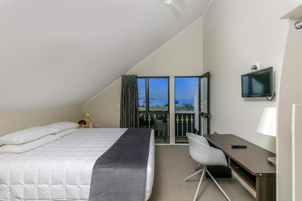 Premier Two-Bedroom Lakeview Apartment Spa Bath
