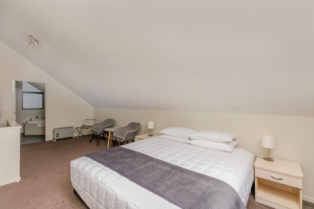 Superior One-Bedroom Lakeview Apartment Spa Bath