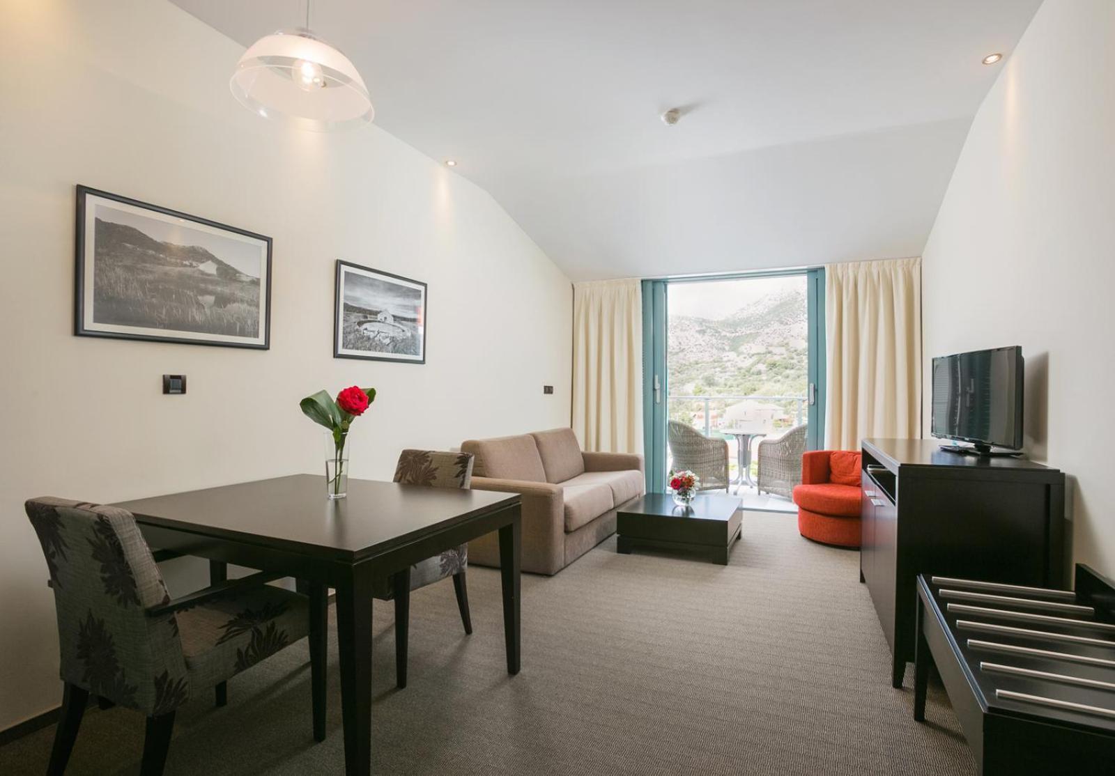 Suite con balcón y vistas parciales al mar