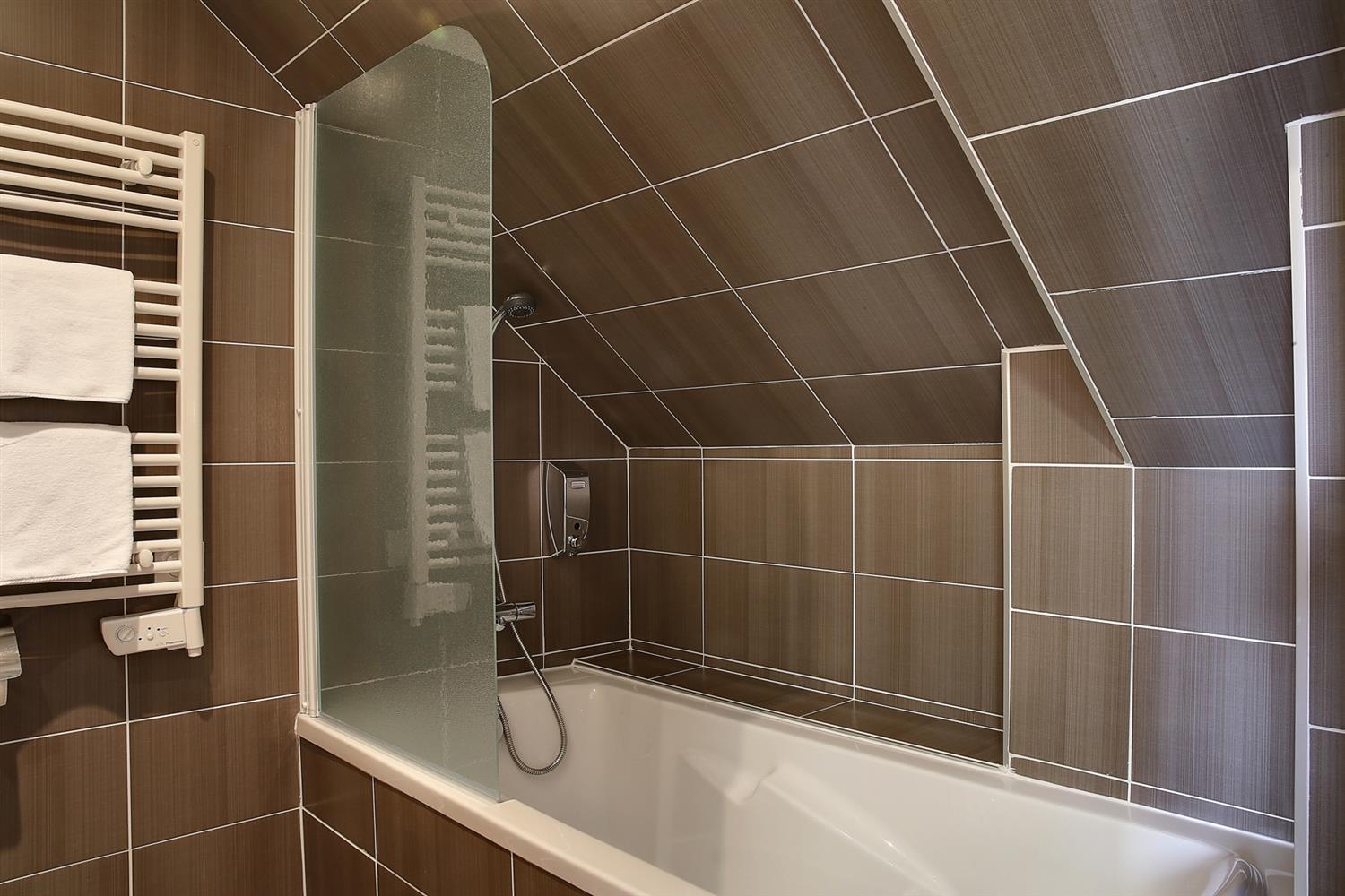 Superior Zimmer auf der Gartenebene oder Superior Zimmer mit seitlichem Meerblick und Dachschrägen