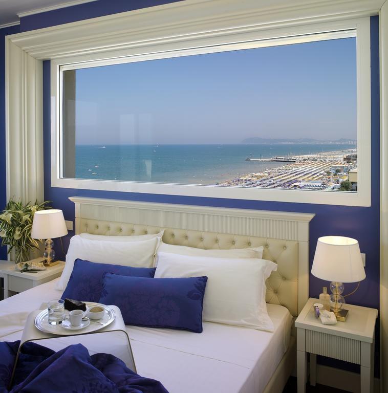 Habitación con cama extragrande y vistas al mar