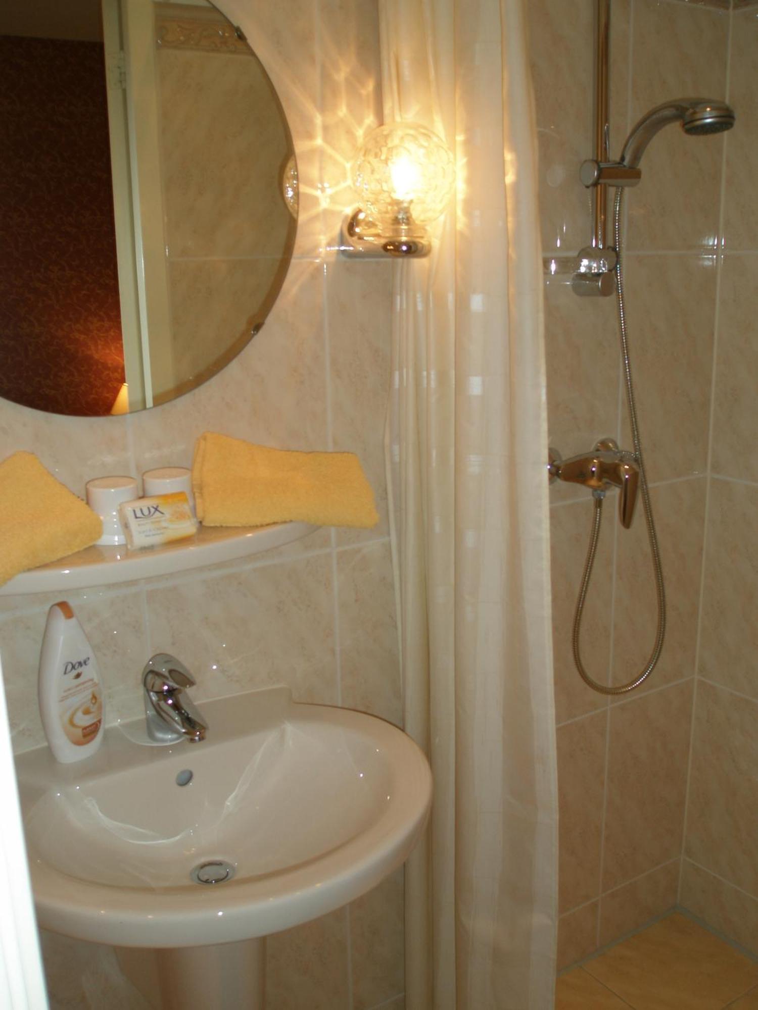 Small Double Room,704970835:JPEG