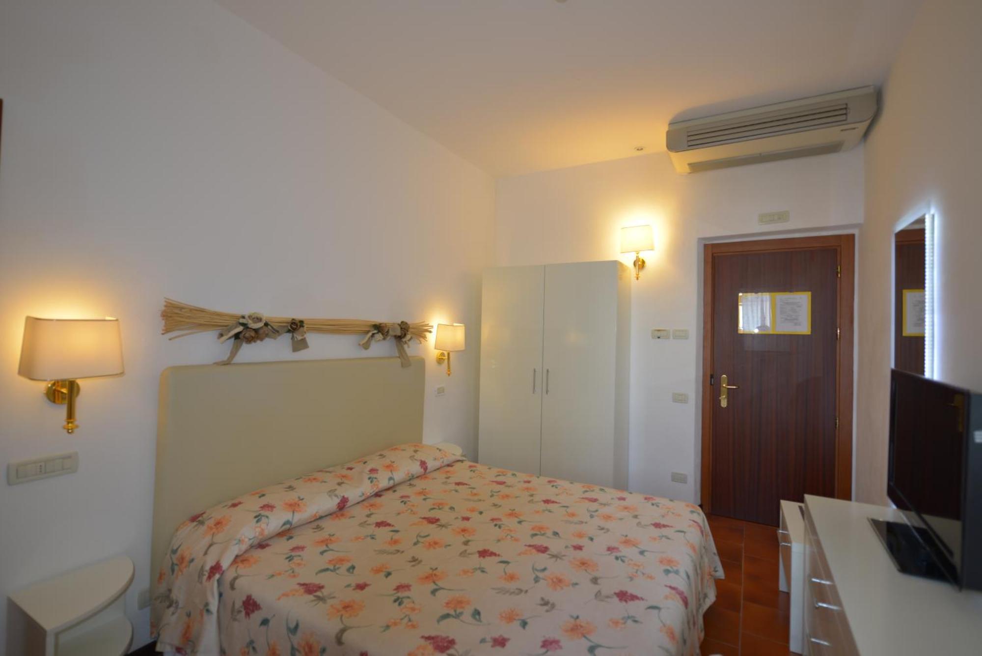 Kleines Doppel-/Zweibettzimmer