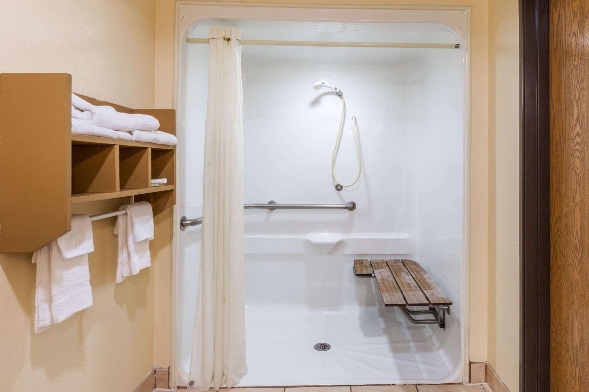 1 Queen Bed Mobility Accessible Room Roll Shower Non-Smoking,1348146821:JPEG