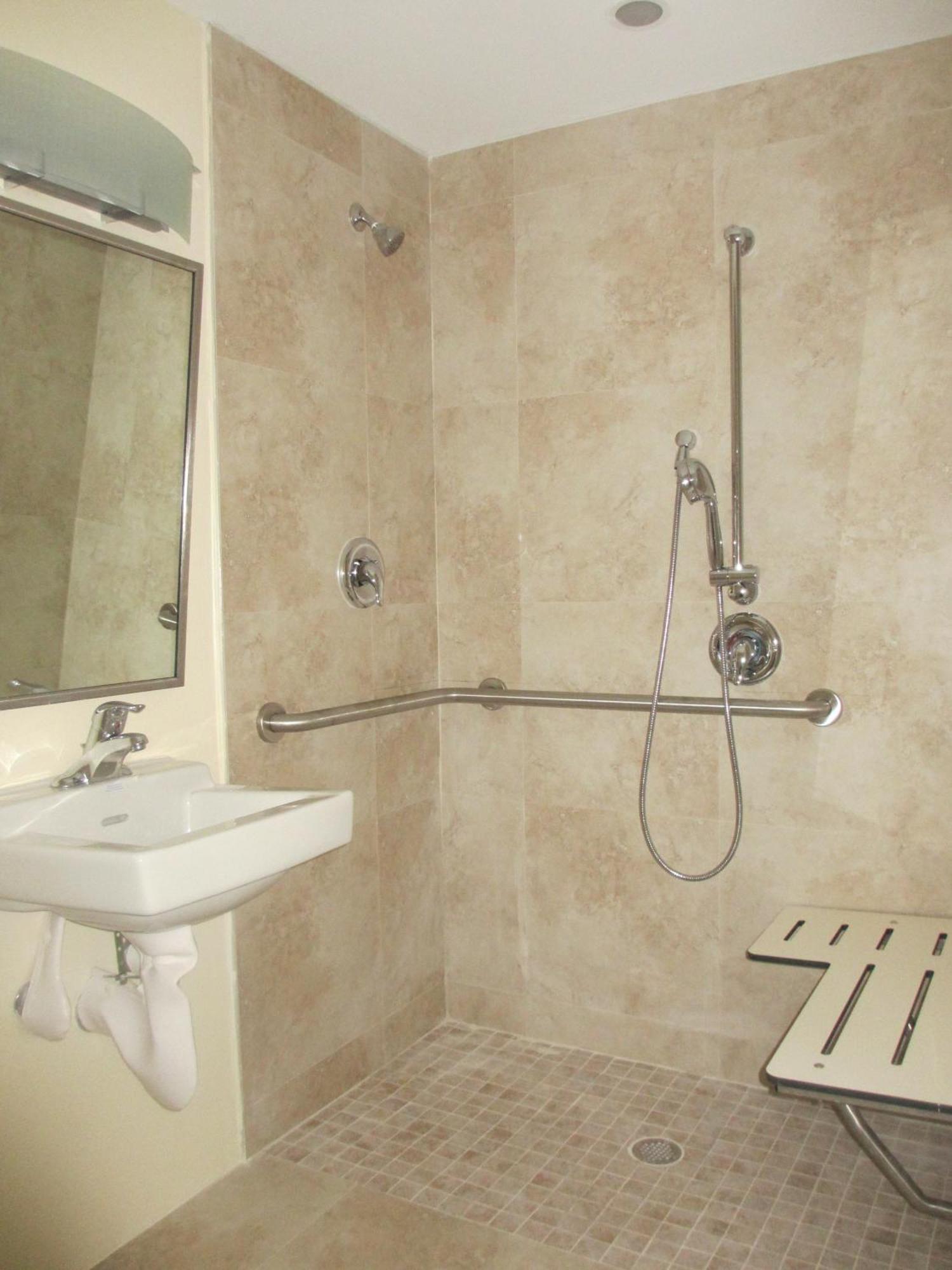 Estudio con ducha a ras de suelo adaptado para personas de movilidad reducida - 1 cama grande