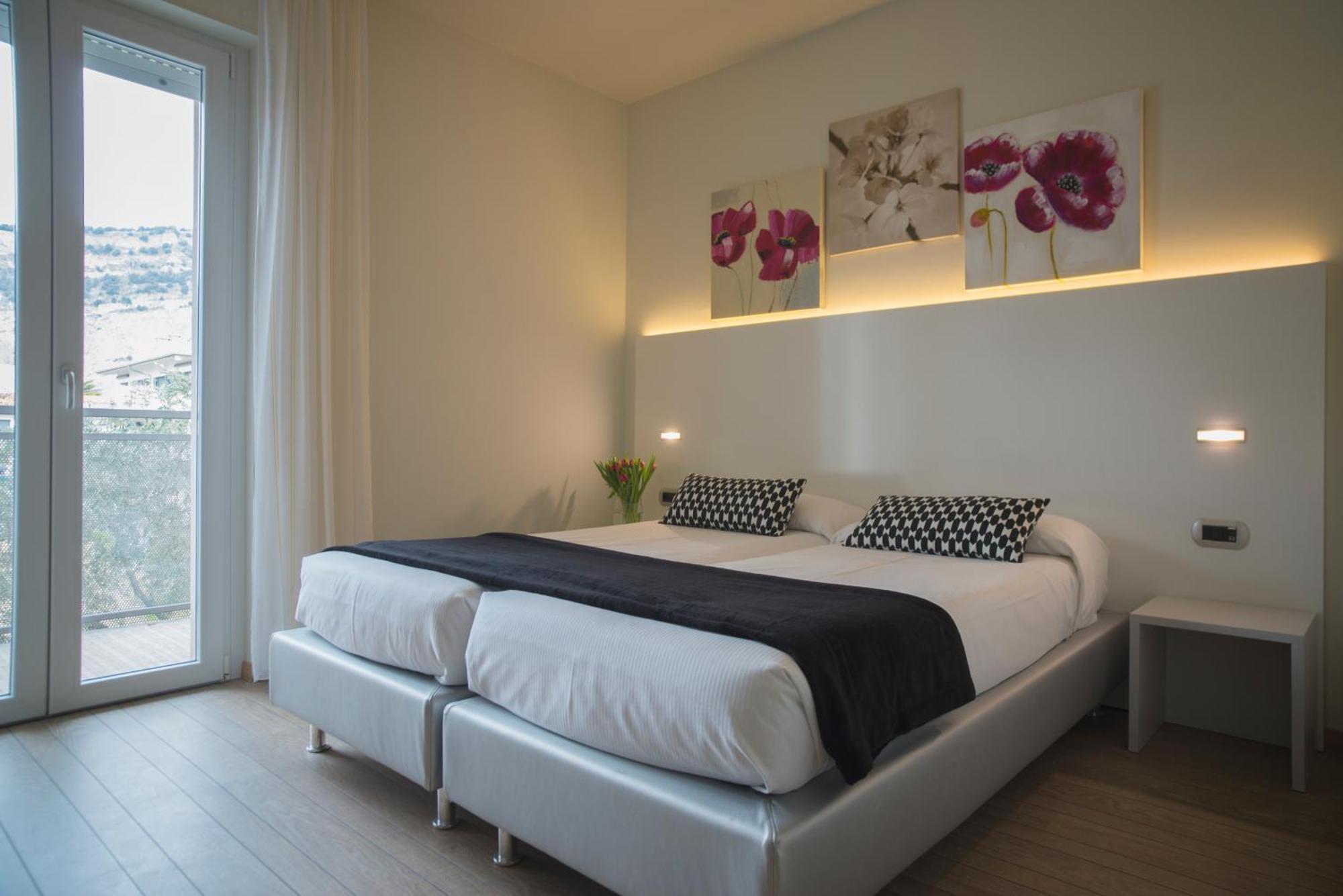 Doppel-/Zweibettzimmer mit Balkon