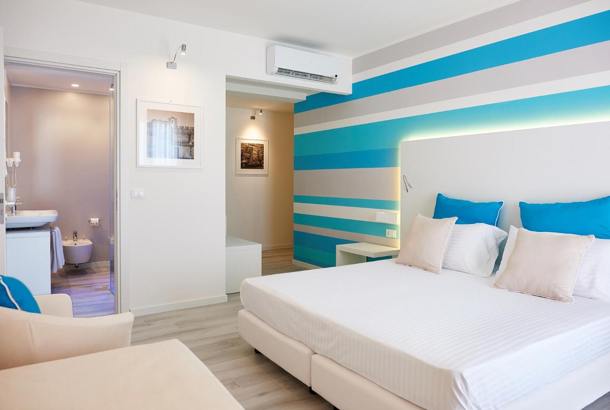 Triple Room Sea View Balcony Ground Floor,712816252:JPEG