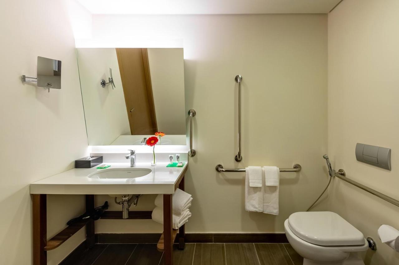 Twin Room with Roll-in Shower - Disability Access