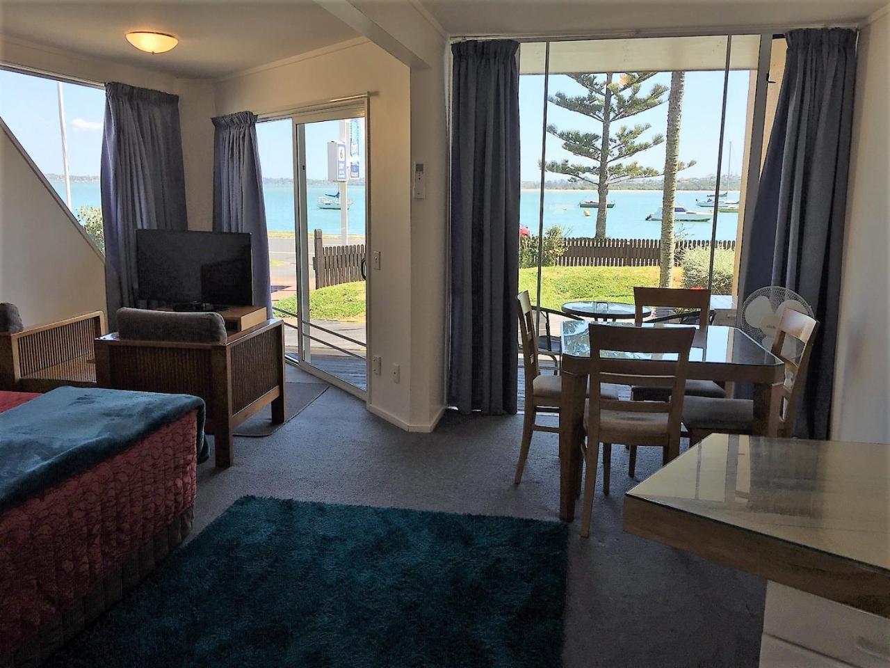 One-Bedroom Suite Sea View