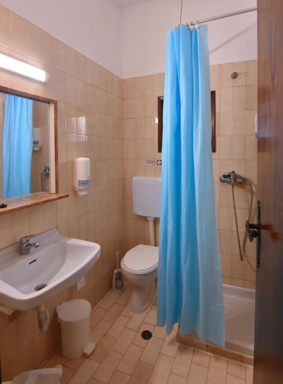 Habitación Doble Económica (2 adultos + 2 niños)