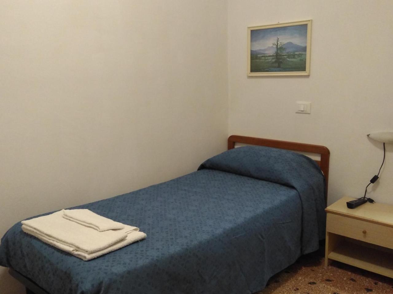 Single Room,739255318:JPEG
