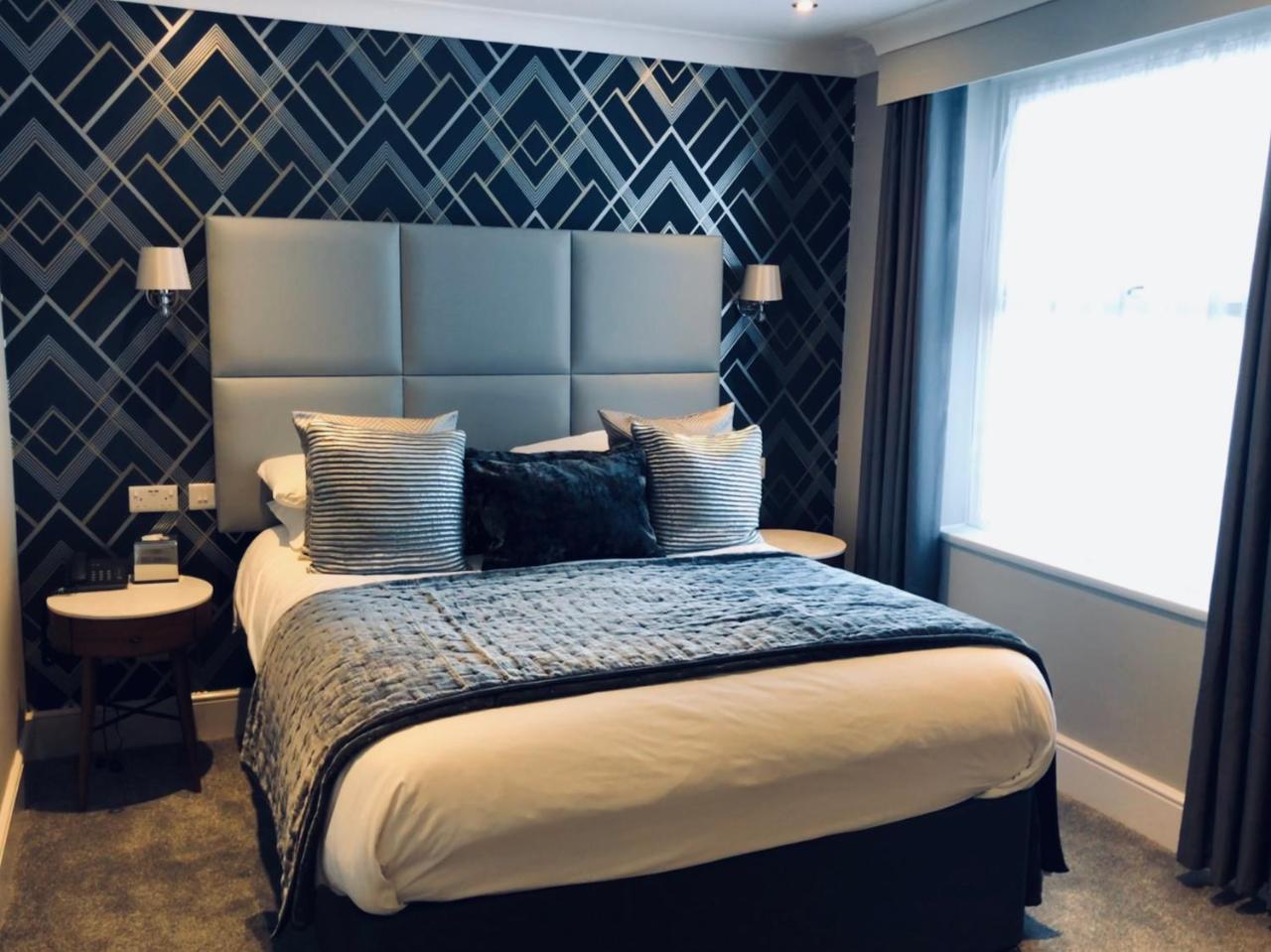 Habitación con cama extragrande.