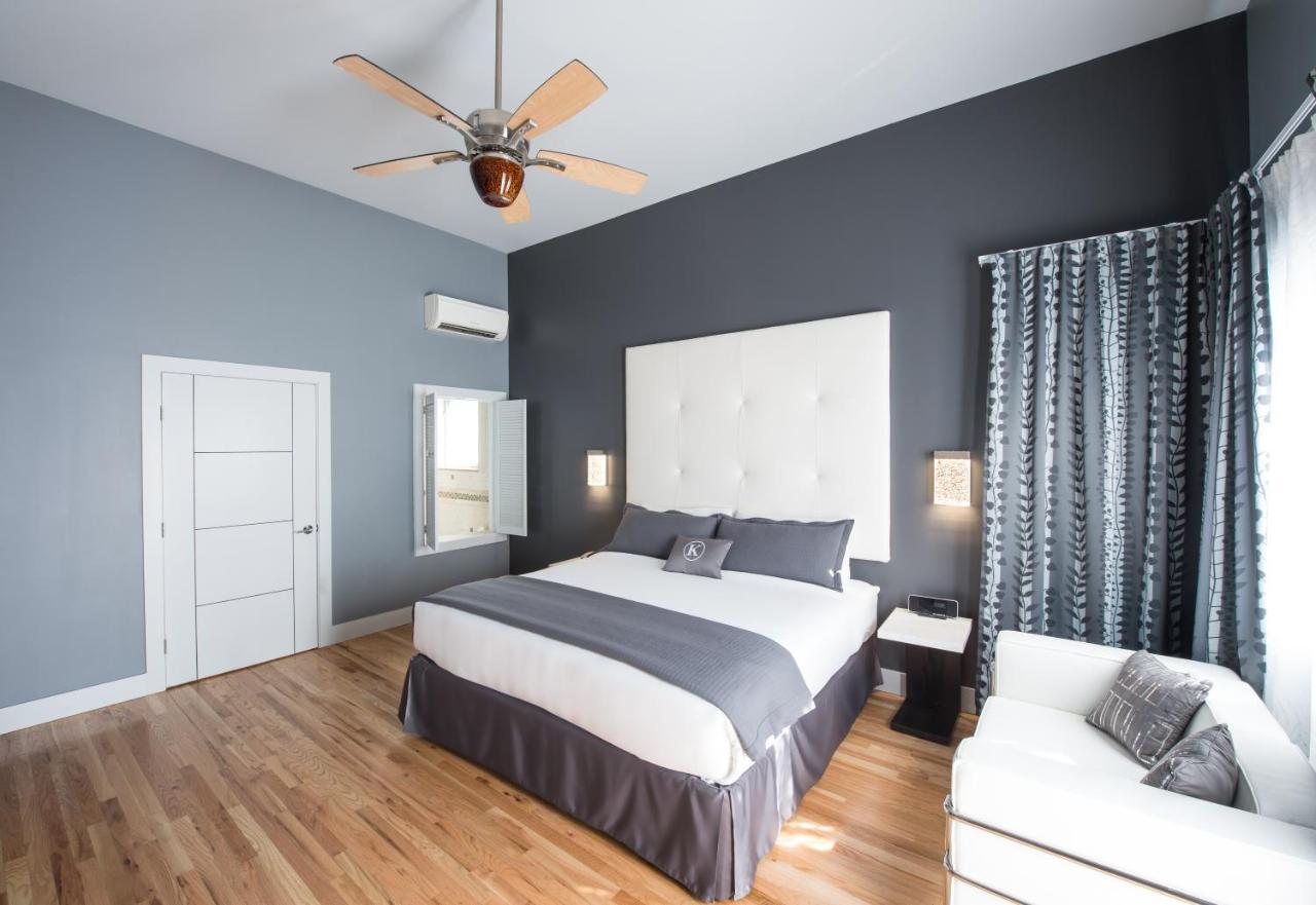Habitación Premier con cama extragrande y balcón
