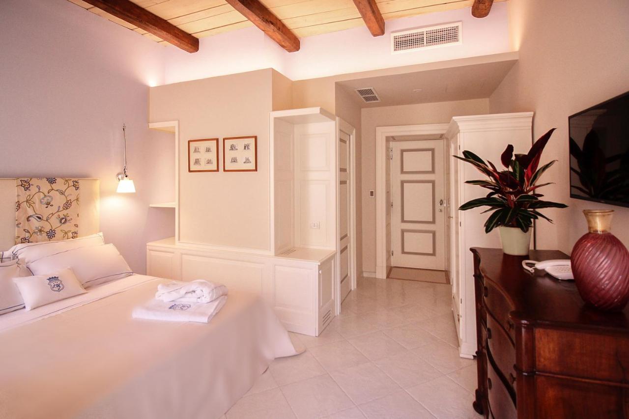 Deluxe Double Room,762757897:JPEG