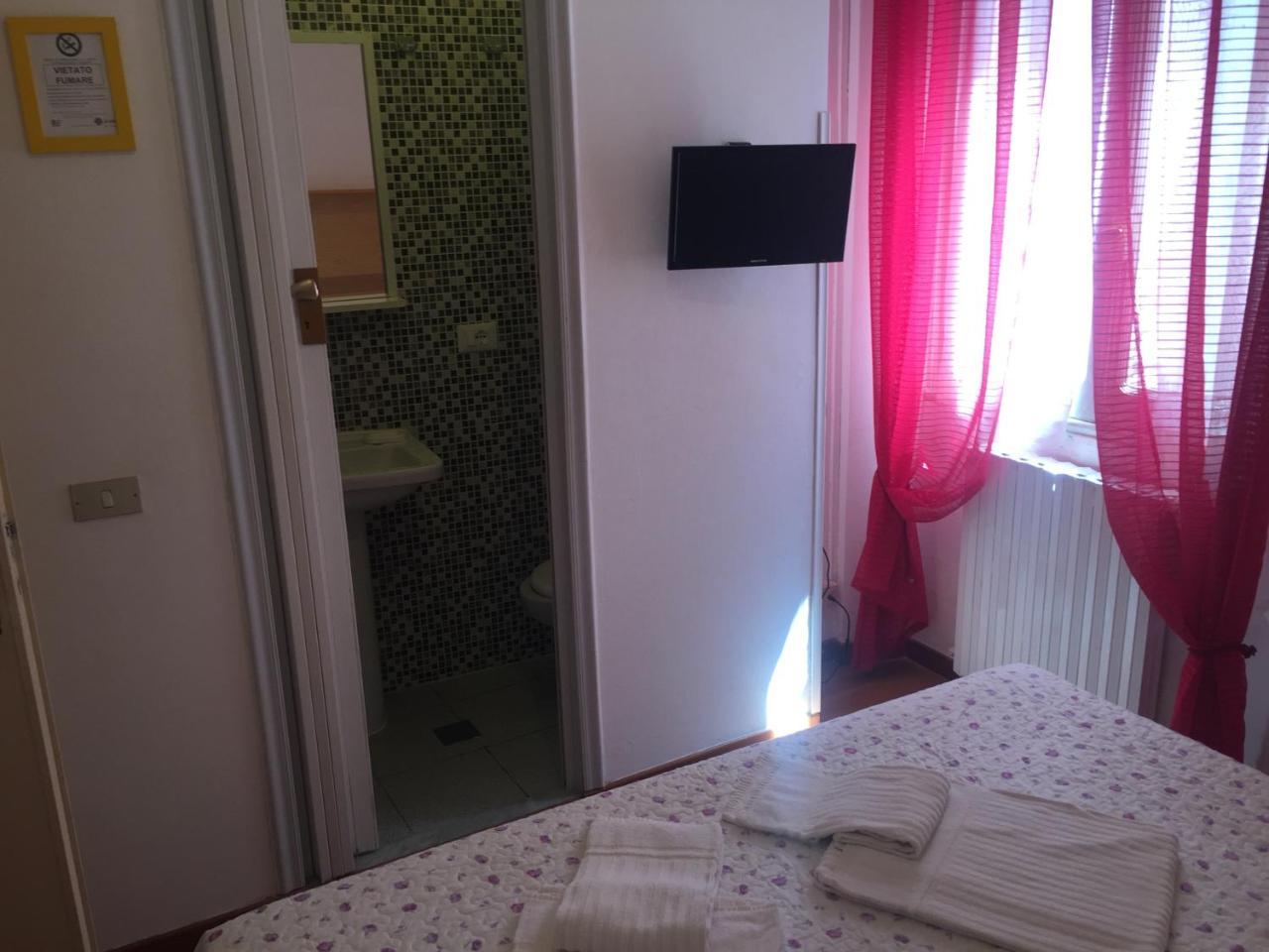 Small Double Room,764389195:JPEG