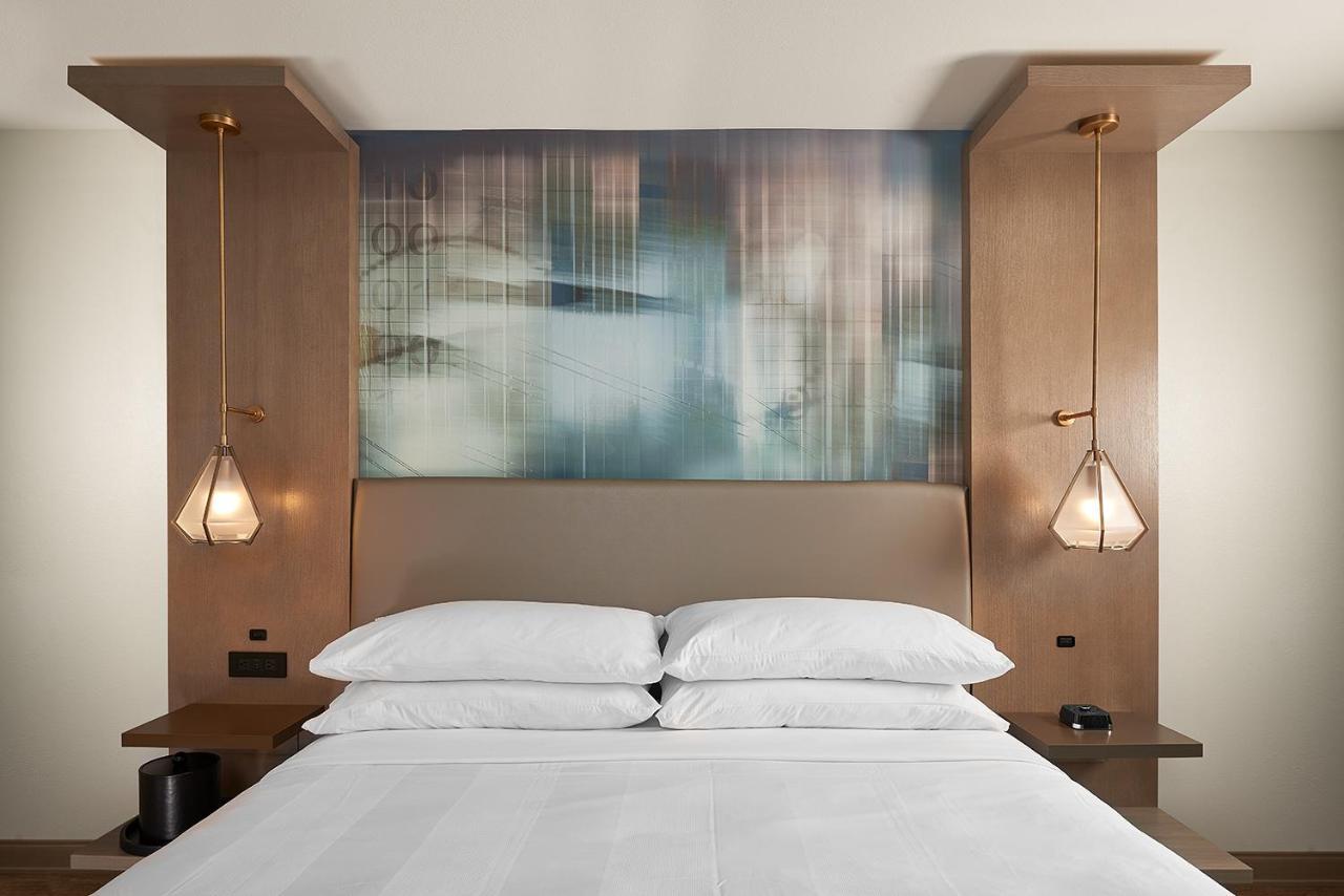 Habitación con cama extragrande.