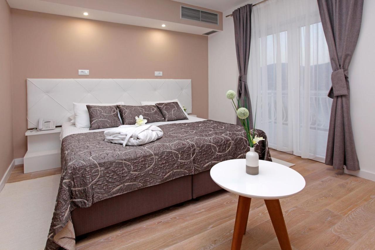 Deluxe Double Room with Sea View and Balcony